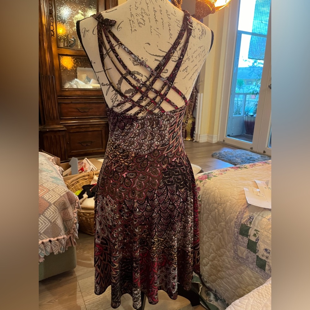 Very cute dress looks like 🪶 feathers! Great shape! Looks new!#20 - Picture 5 of 5